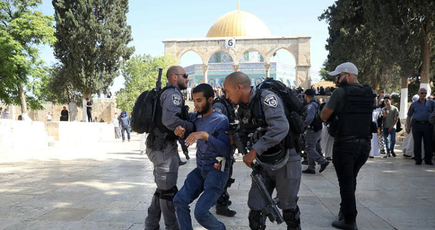 قوات الاحتلال تعتقل شاباً فلسطينياً في باحة المسجد الأقصى بالقدس خلال مواجهات أمس (أ.ب)