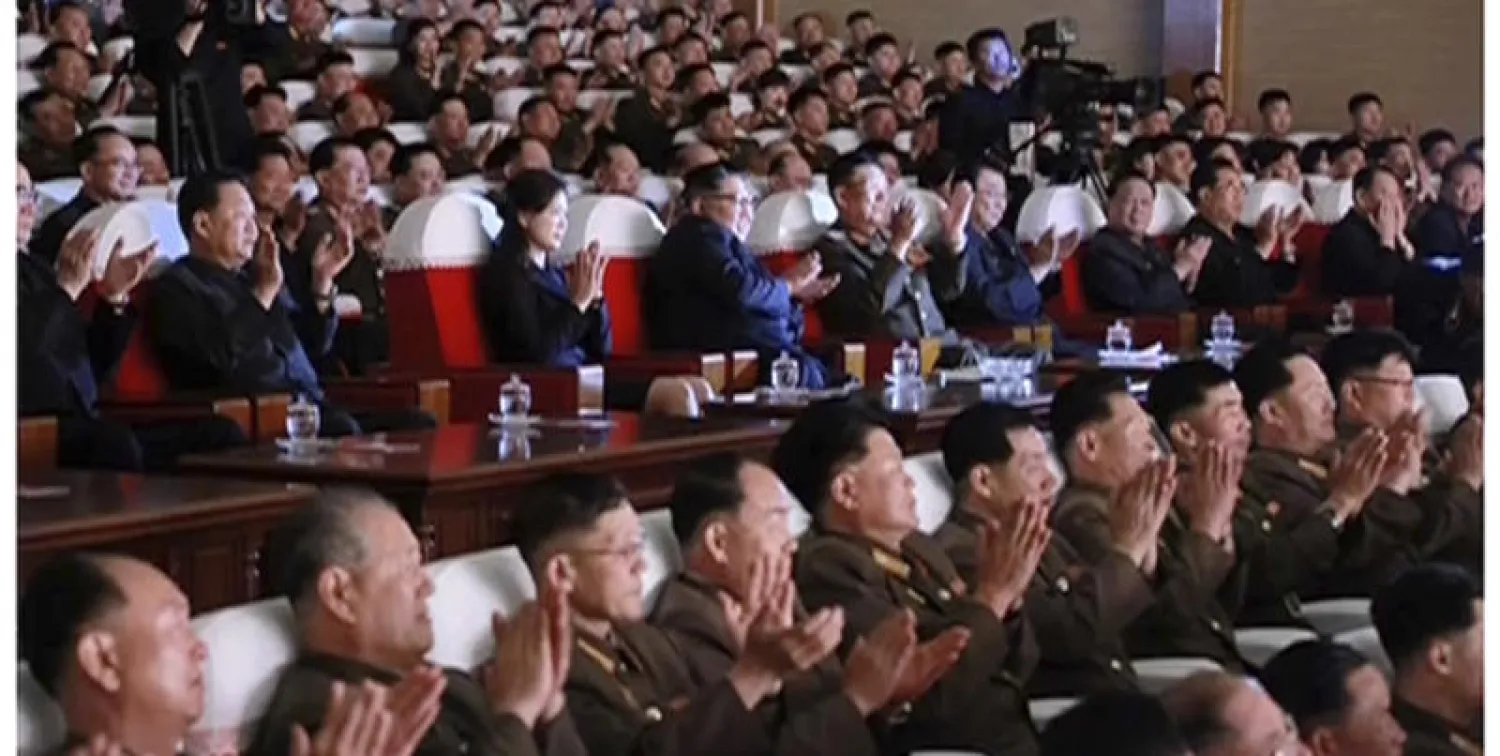 المسؤول الكوري الشمالي يحضر مع كيم جونغ أون عرضاً موسيقياً لفرقة من زوجات ضباط عسكريين (أ.ب)