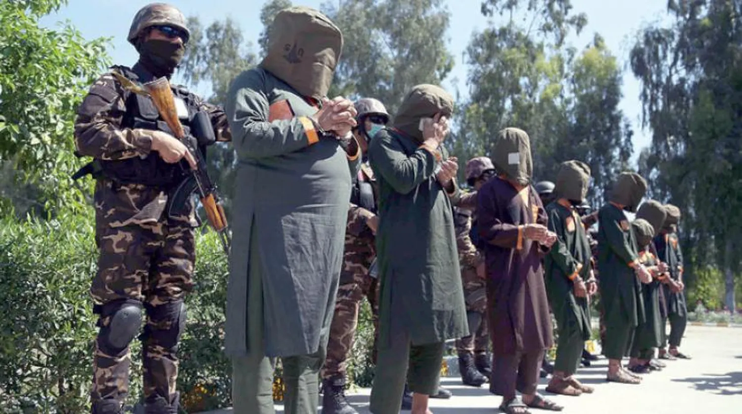 Geçtiğimiz Nisan ayında Afganistan’ın doğusundaki Celalabad’da gözaltına alınan DEAŞ unsurları (EPA)