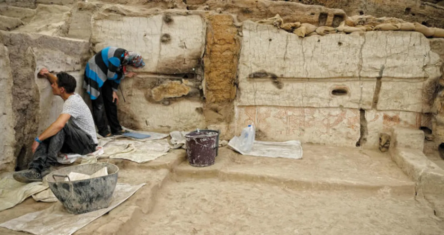 الباحثون أثناء التنقيب عن العينات