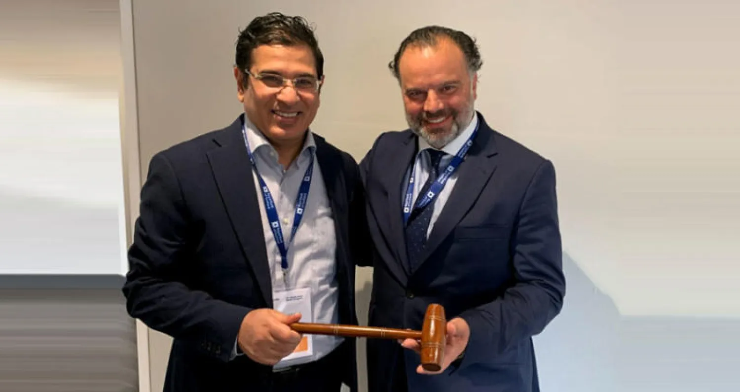 محمد الحارثي يتلقى تهنئة فرناندو دي يارزا رئيس مجلس إدارة الرابطة العالمية للصحف وناشري الأنباء (وان افرا) (الشرق الأوسط)