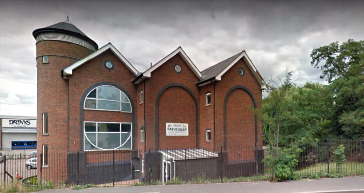 اعتقال رجل حاول مهاجمة مصلين بمطرقة في مسجد بلندن