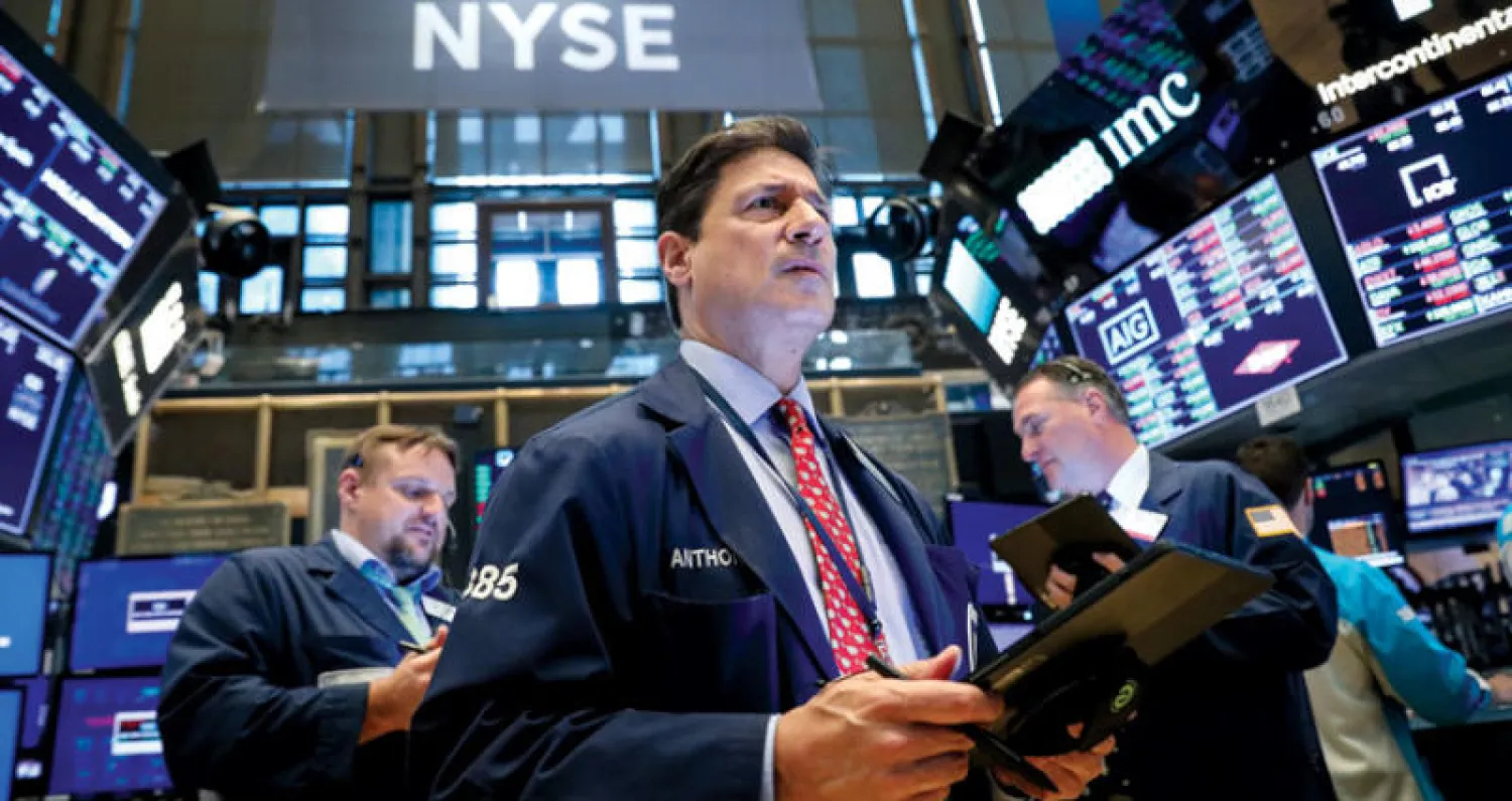 سيطر الخوف من حدوث تباطؤ عالمي على معنويات المستثمرين أمس ما دفع أغلب أسواق الأسهم للهبوط مع انتعاش الملاذات الآمنة (رويترز)