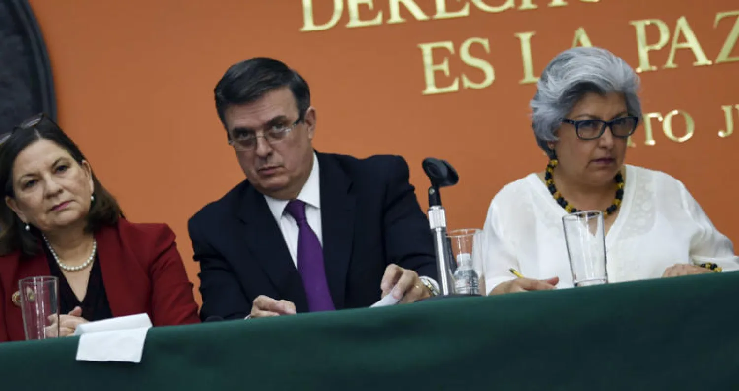 وزير الخارجية المكسيكي يتوسط سفيرة بلاده لدى واشنطن ووزيرة الاقتصاد في حكومته قبيل انطلاق مباحثات مع الجانب الأميركي حول الرسوم الأخيرة (أ.ف.ب)