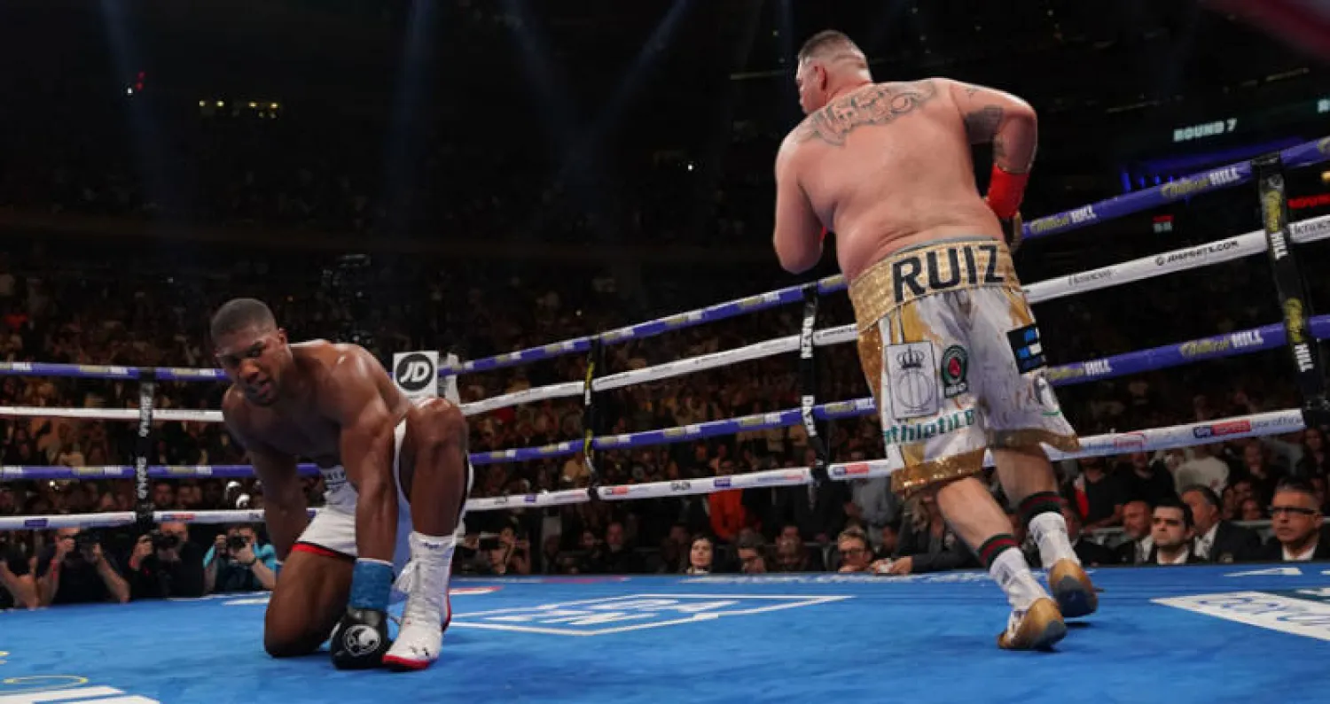 رويز (يمين) يراقب بعد أن أسقط جوشوا باللكمة القاضية (أ.ف.ب)