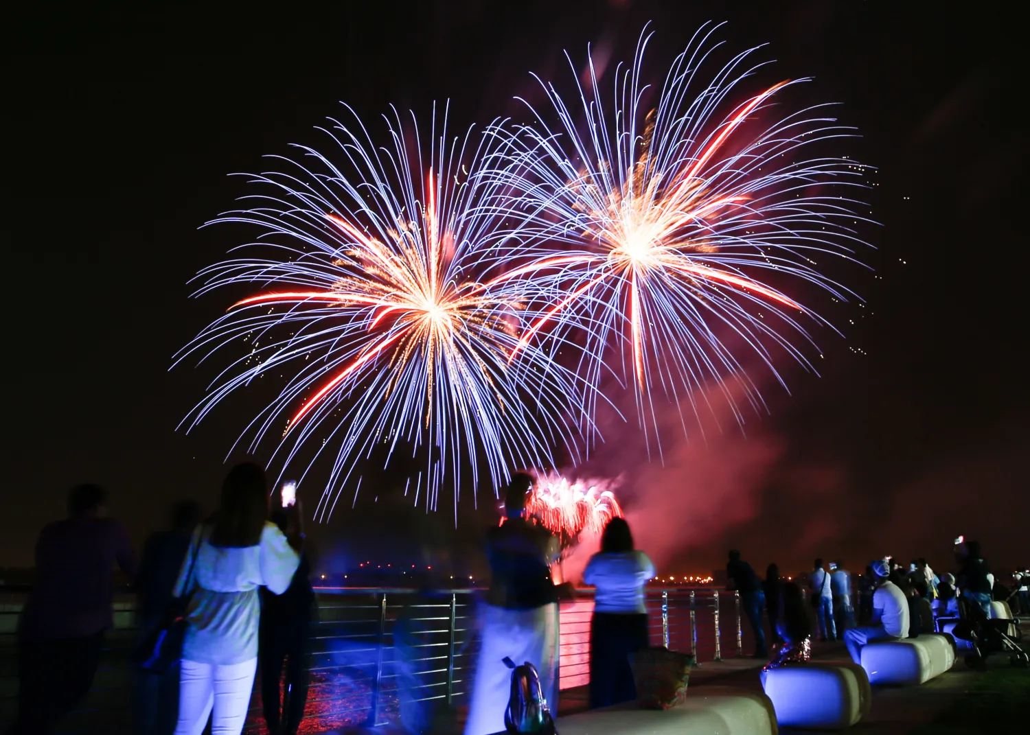 إطلاق الألعاب النارية في أبو ظبي احتفالا بالعيد (إ.ب.أ)