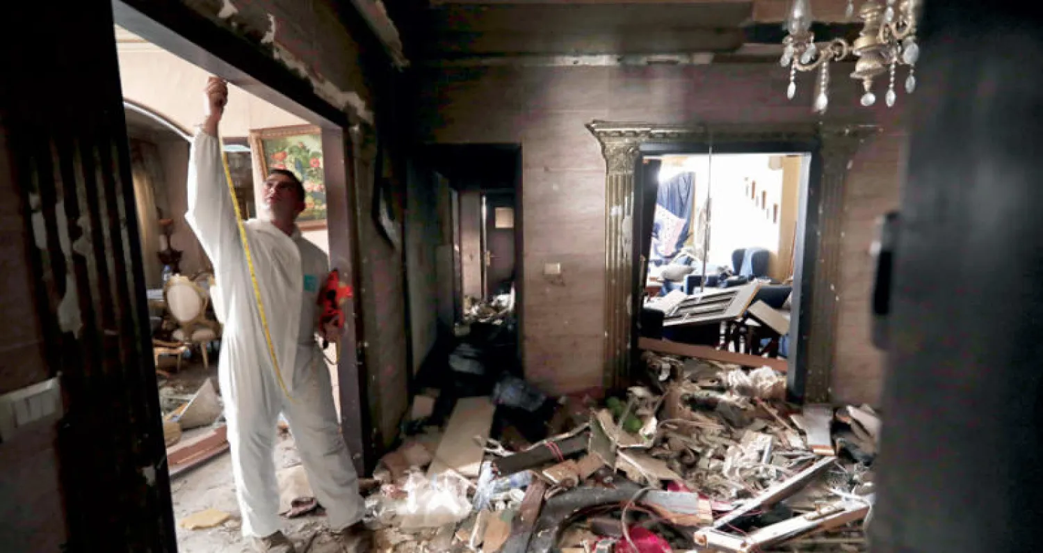 أحد رجال الأمن داخل الشقة التي فجر فيها الإرهابي نفسه في طرابلس (أ.ب)