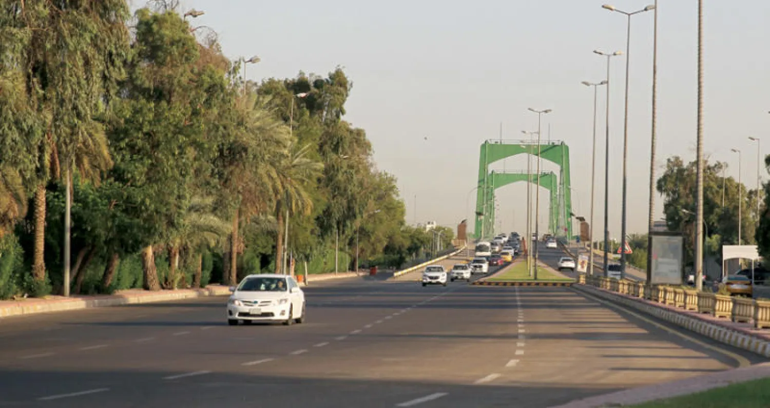 حركة السيارات في أحد شوارع المنطقة الخضراء في بغداد بعد إعادة فتحها أمام المواطنين العراقيين (أ.ف.ب)