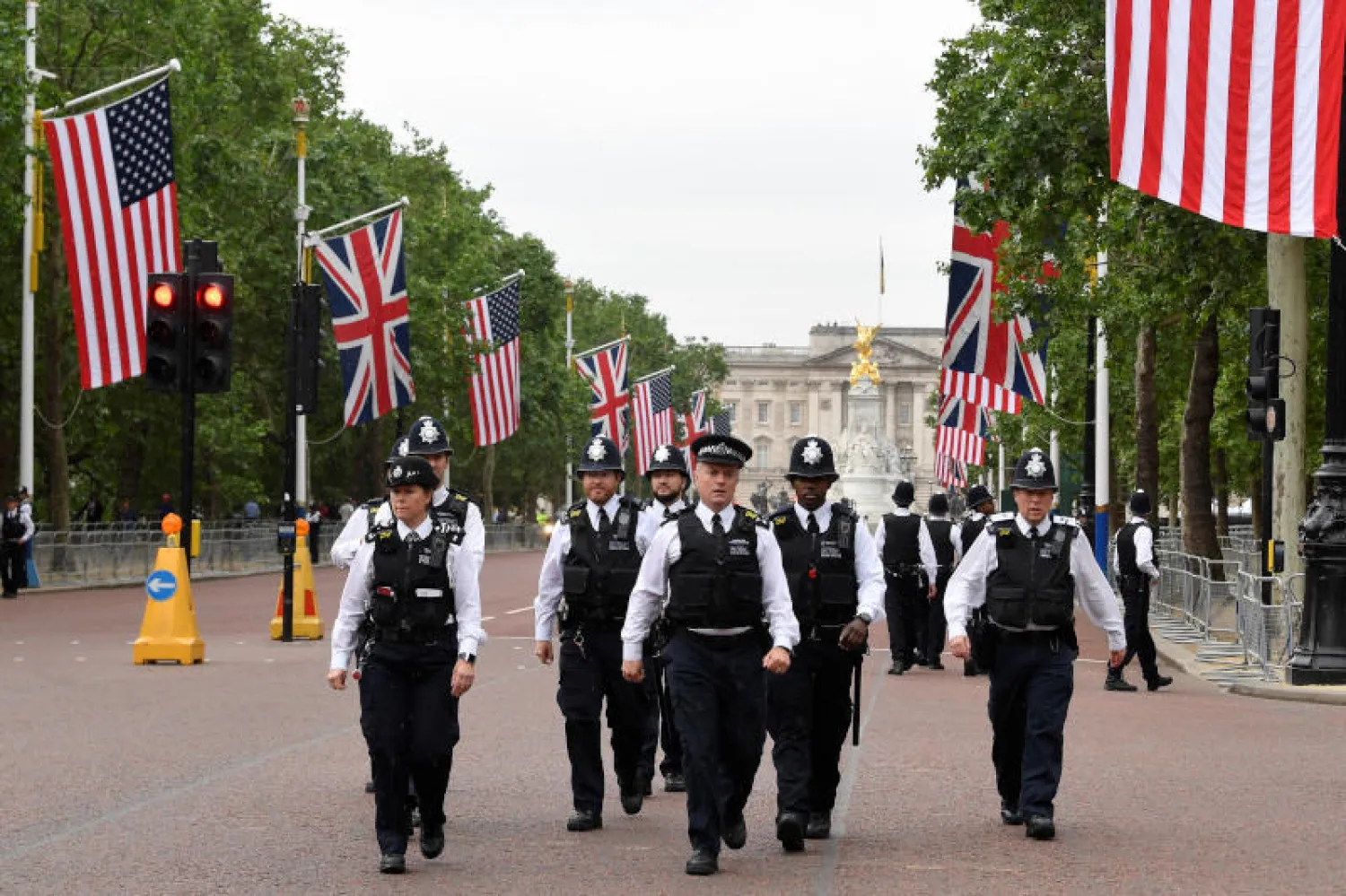 عناصر شرطة خارج قصر باكنغهام الملكي في لندن (رويترز)