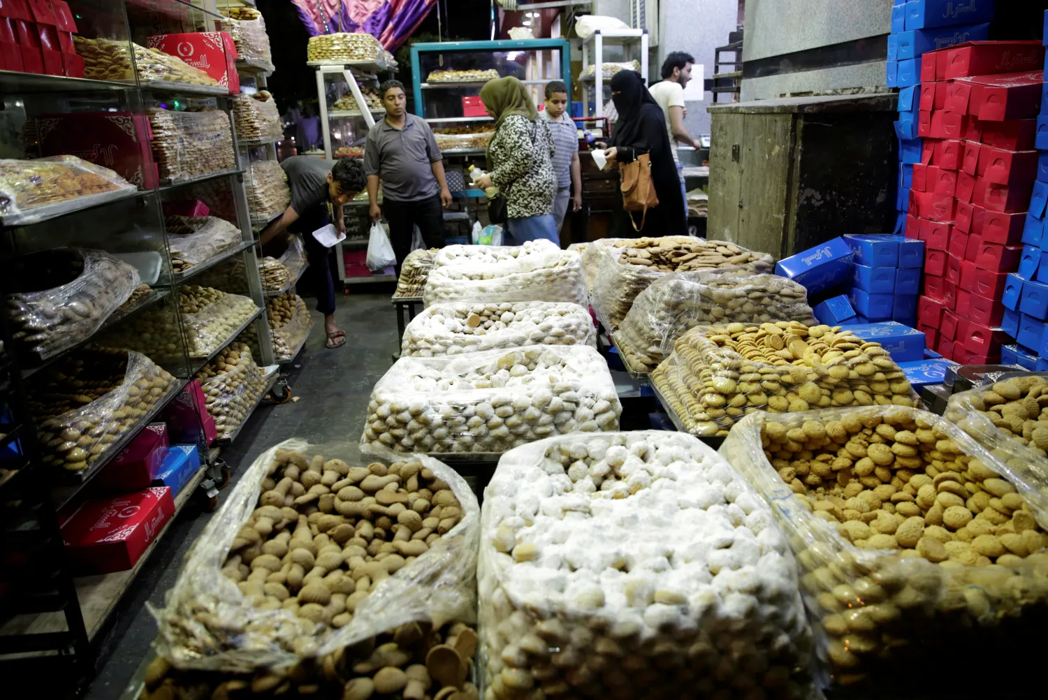 مخبز مصري يعرض كعك العيد مع إنتهاء رمضان (رويترز)