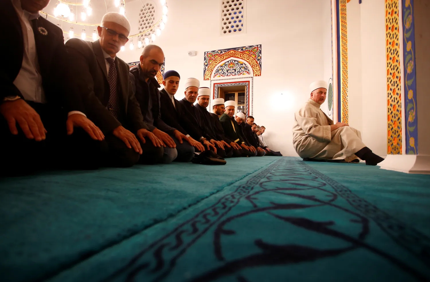 مسلمون يؤدون صلاة العيد في جمهورية البوسنة (رويترز)