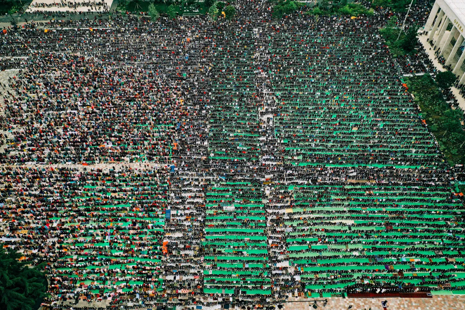 المسلمون في ألبانيا يؤدون صلاة العيد (أ.ف.ب)