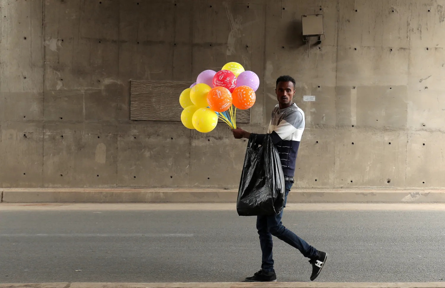 بائع البالونات في أديس أبابا - إثيوبيا (رويترز)