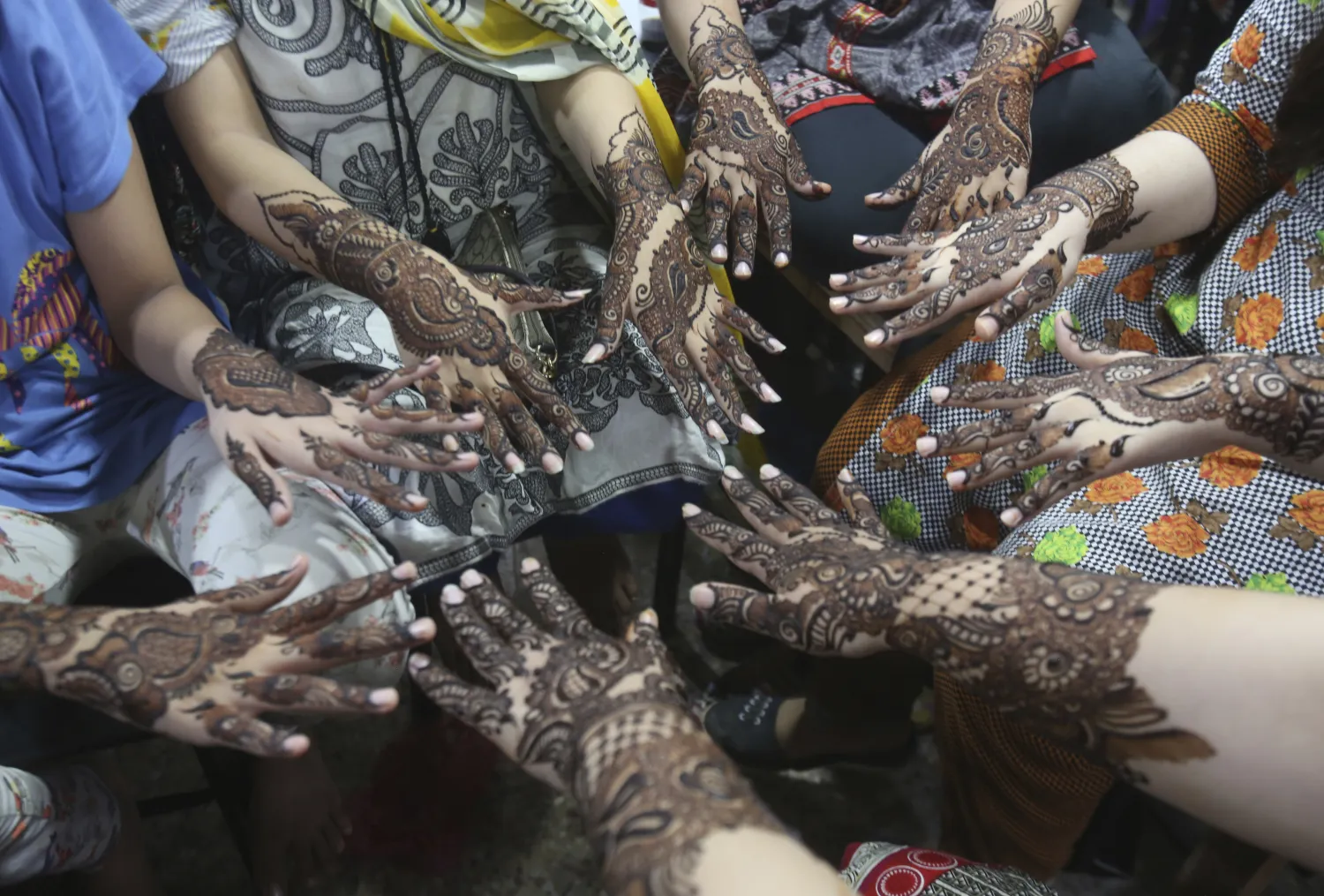 النساء يحتفلن بعيد الفطر بالتزين بالحناء في باكستان (أ.ب)