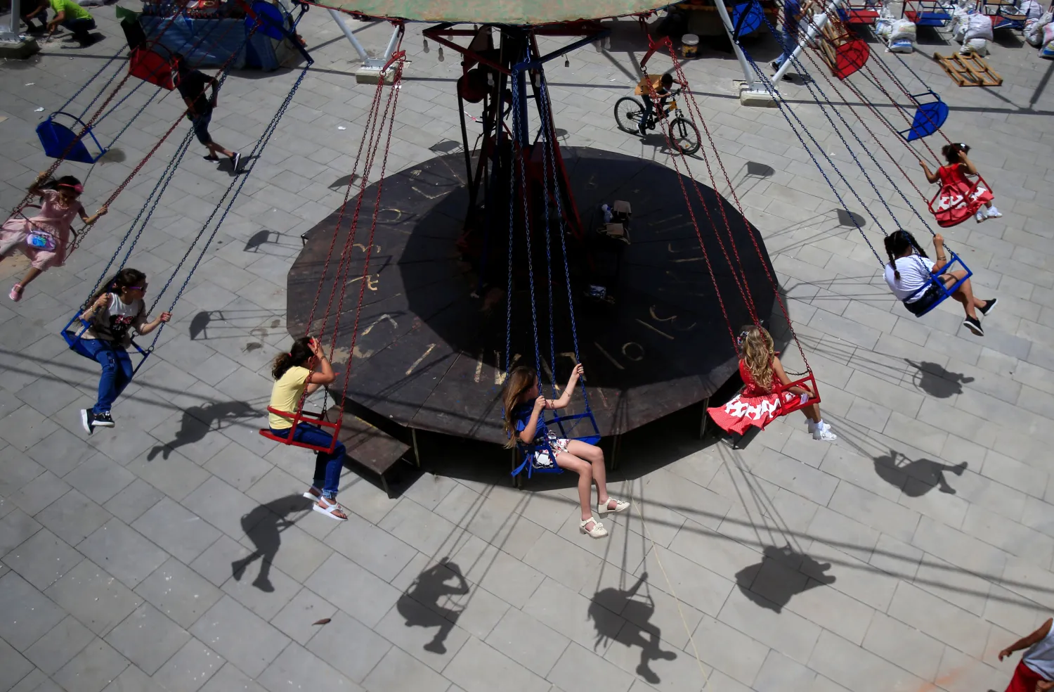 الأطفال يحتفلون بعيد الفطر في لبنان (رويترز)