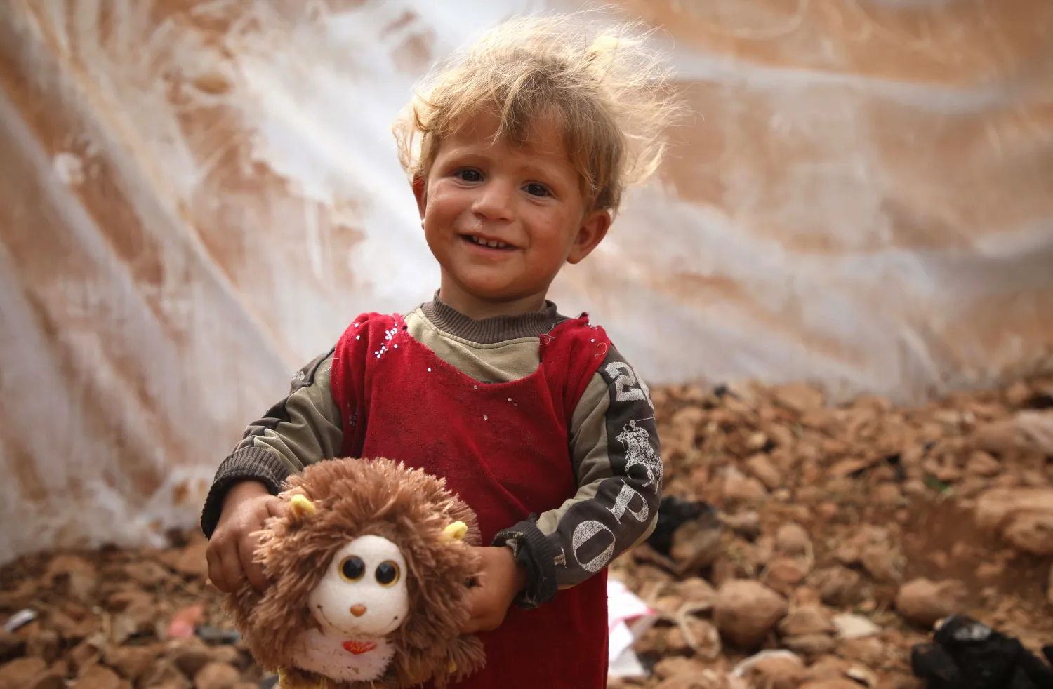 طفل سوري يحتفل بعيد الفطر في إدلب (أ.ف.ب)