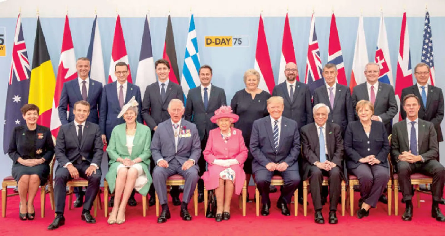 صورة تذكارية للقادة الذين شاركوا في إحياء ذكرى إنزال النورماندي في بورتسموث أمس (أ.ف.ب)