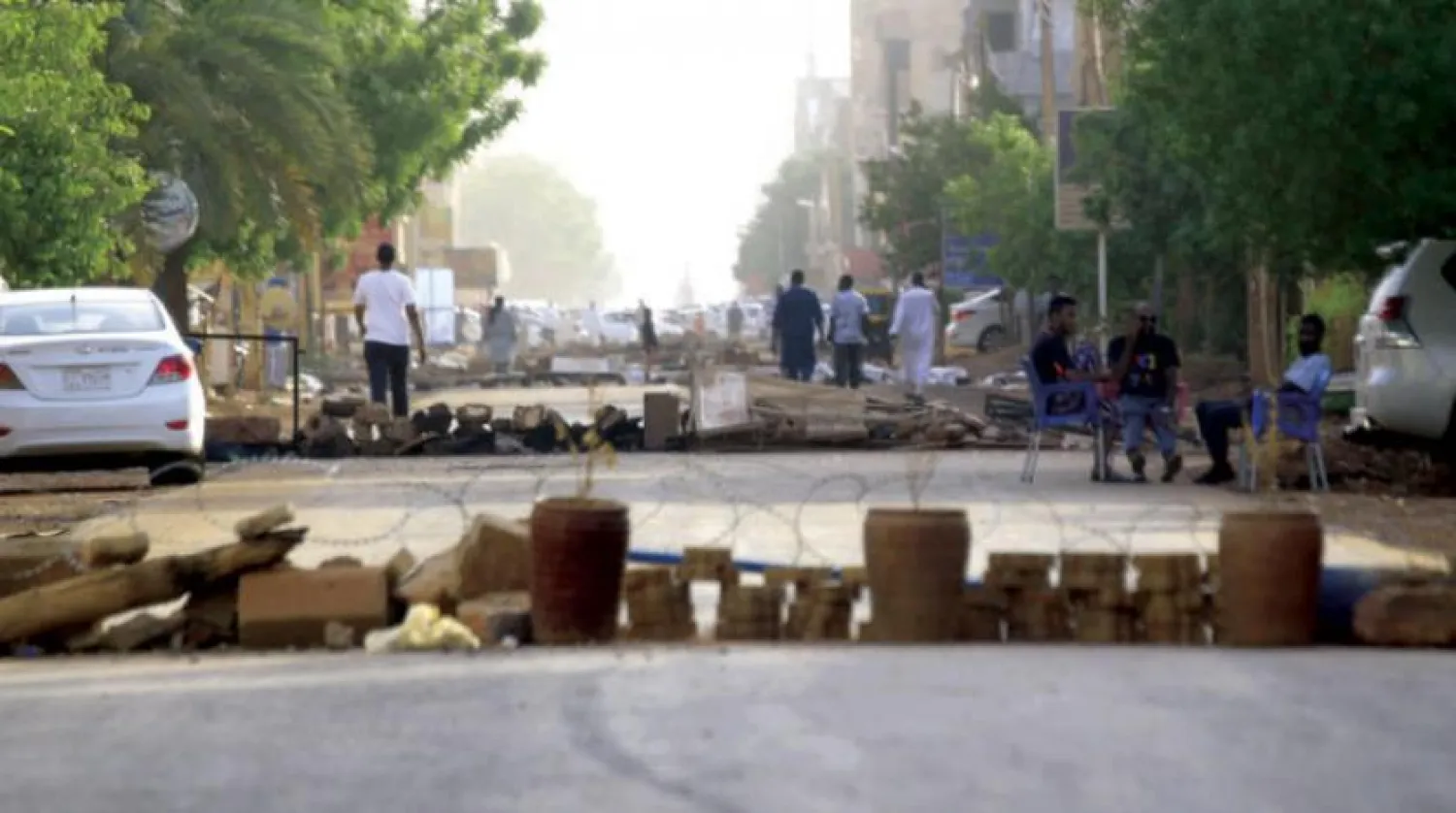 Protestocular askeri araçların geçişini önlemek için Hartum'daki yolu kapattılar (AFP)