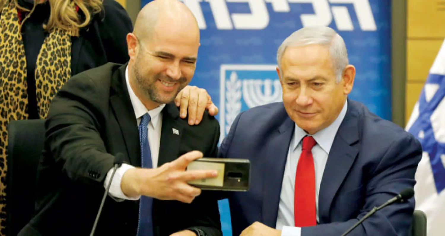 أمير أوحانا وزير العدل الإسرائيلي الجديد و«سيلفي» مع رئيس الحكومة نتنياهو في الكنيست ديسمبر الماضي (إ.ب.أ)