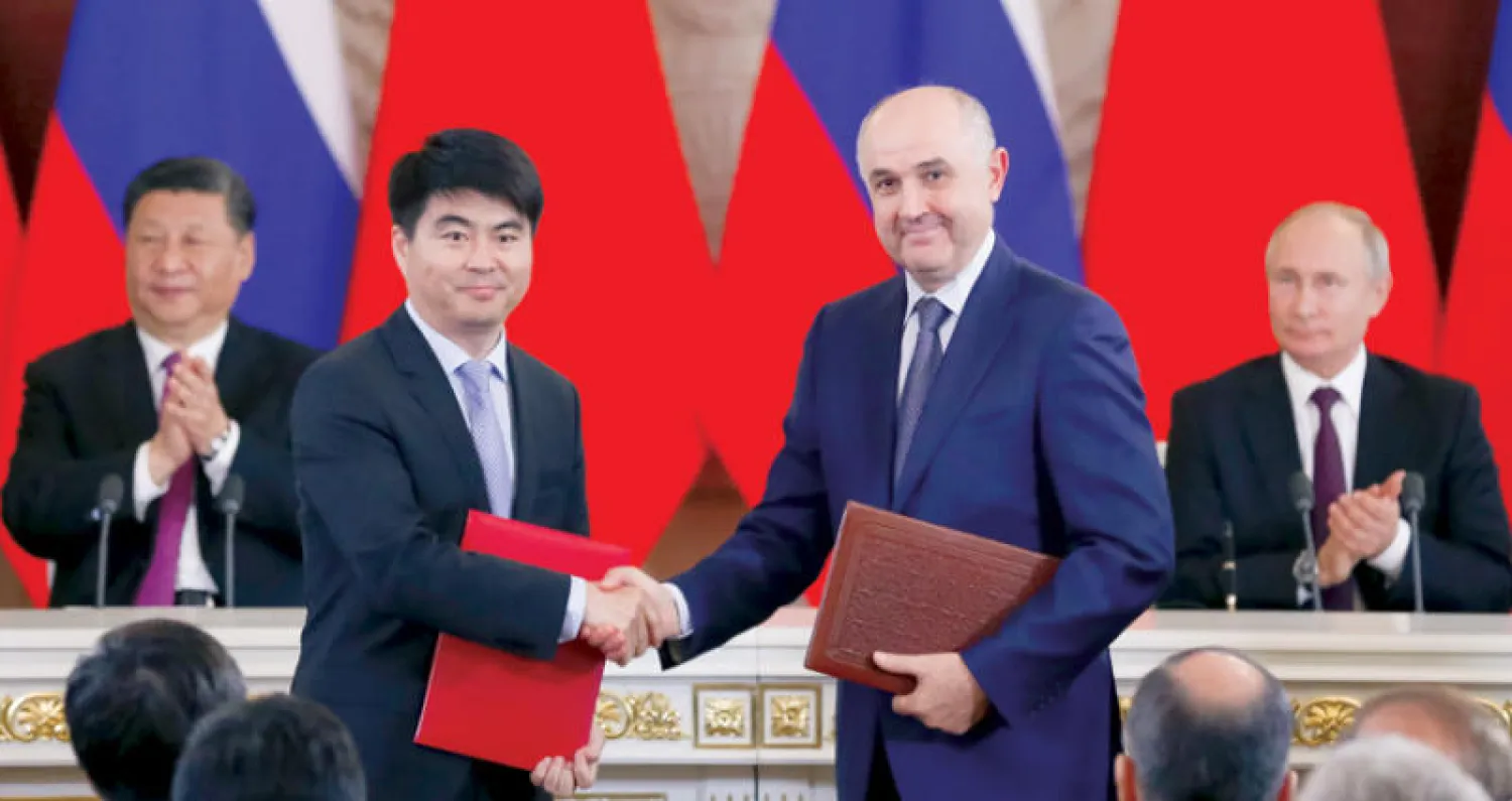 نائب رئيس «هواوي» الصينية ورئيس «إم تي إس» يتصافحان عقب توقيع اتفاقية شراكة أمام الرئيسين شي جينبينغ وفلاديمير بوتين في موسكو (أ.ب)