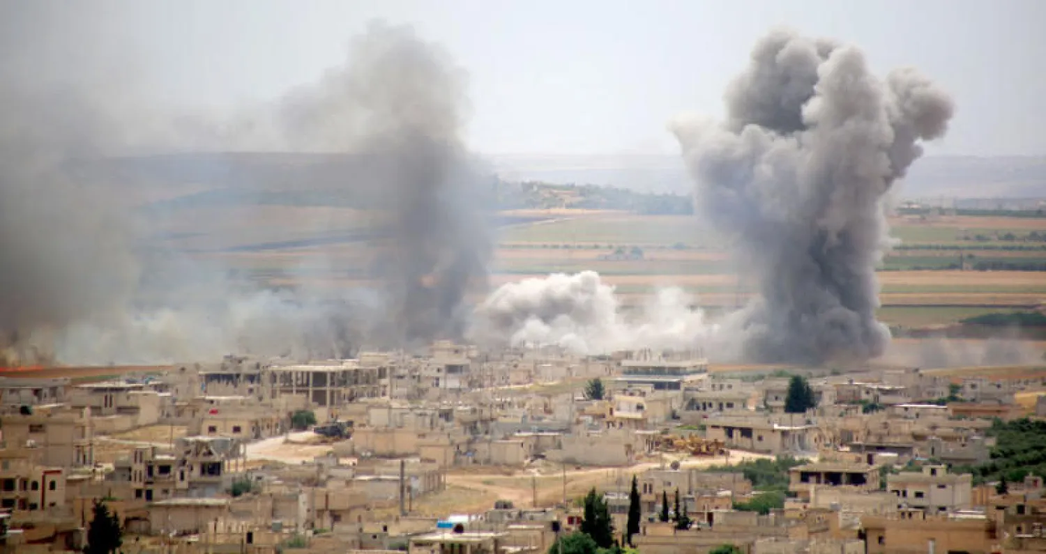 دخان يتصاعد من خان شيخون في ريف إدلب بعد غارات من قوات النظام أمس (أ.ف.ب)