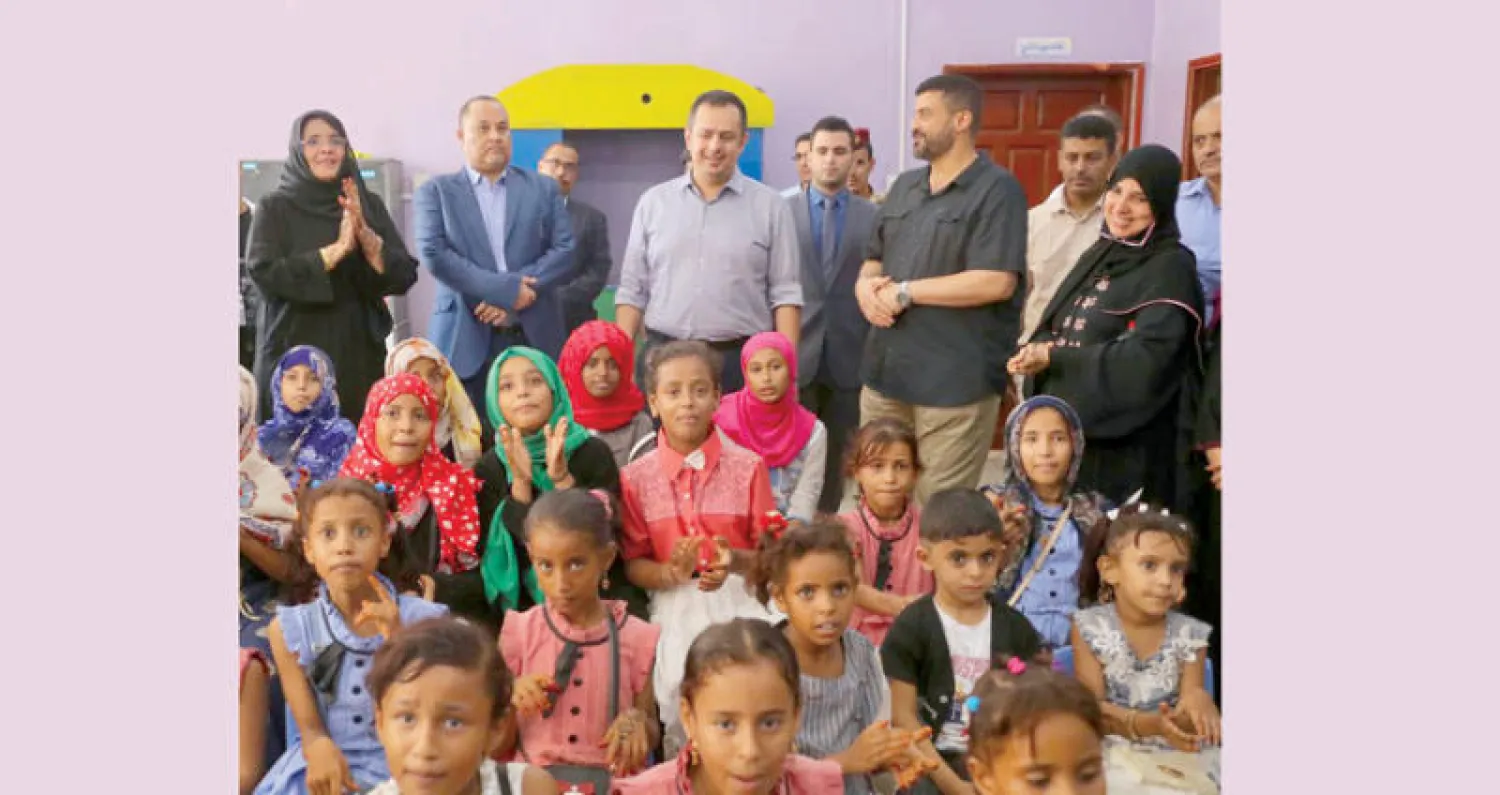 د. معين عبد الملك لدى مشاركته نحو 170 طفلاً فرحة العيد في عدن أمس (سبأ)