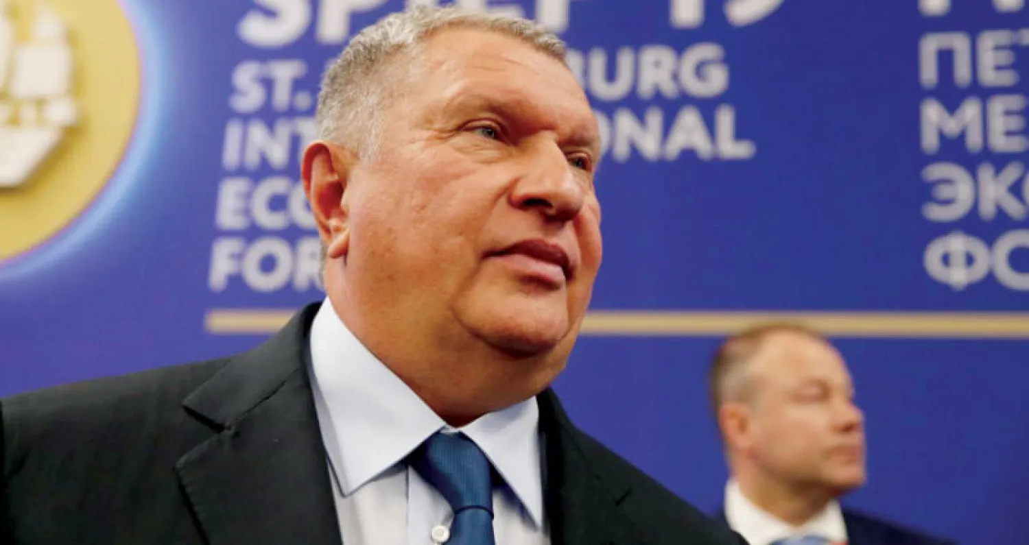 إيغور سيتشين رئيس شركة «روسنفت» الروسية خلال حضوره منتدى بطرسبورغ أمس (رويترز)