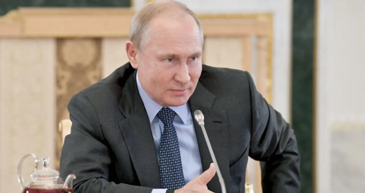 الرئيس الروسي بوتين يتحدث لوكالات الأنباء على هامش منتدى سان بطرسبرغ الاقتصادي الدولي أمس (إ.ب.أ)
