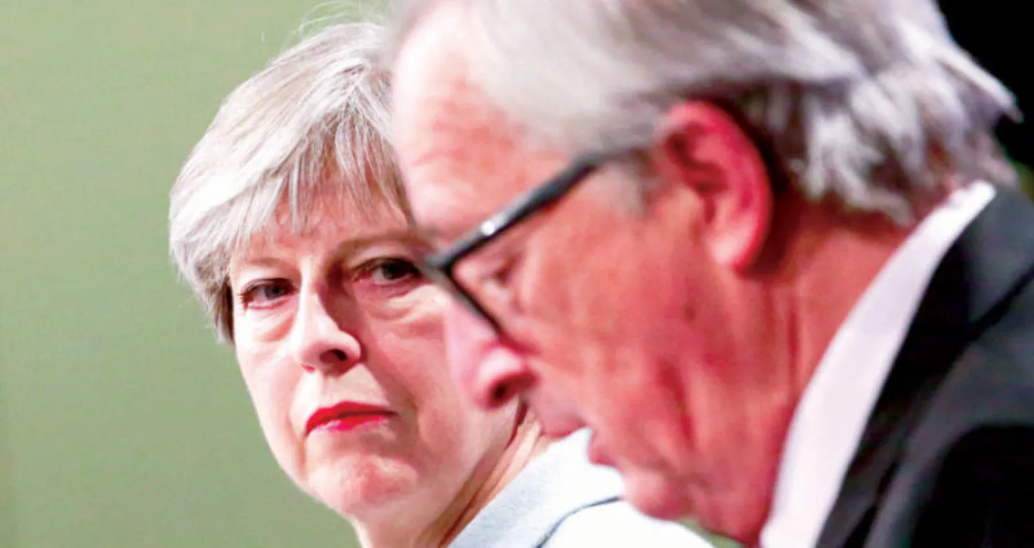 رئيسة وزراء بريطانيا مع رئيس المفوضية الأوروبية (إ.ب.أ)