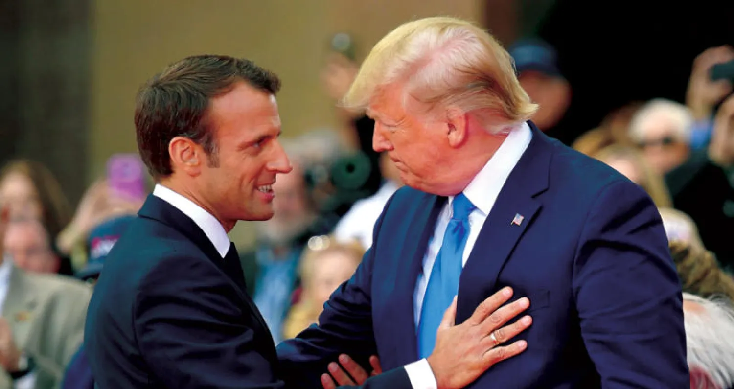 ترمب وماكرون خلال احتفال إحياء ذكرى إنزال النورماندي في كولفيل سور مير أمس (أ.ف.ب)