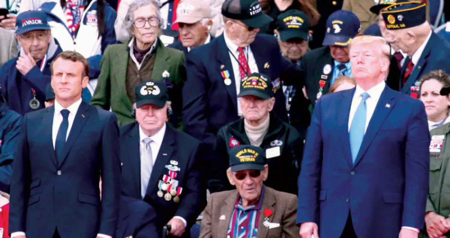 ترمب وماكرون لدى مشاركتهما في مراسم إحياء ذكرى إنزال الحلفاء في النورماندي في بلدة كولفيل سور مير الفرنسية أمس (إ.ب.أ)
