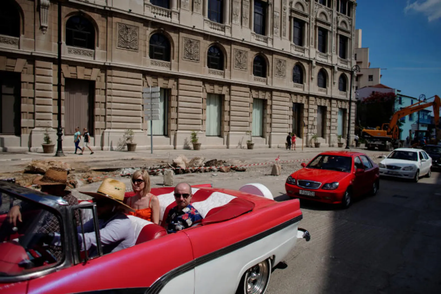 سيّاح أميركيون في العاصمة الكوبية هافانا (رويترز)