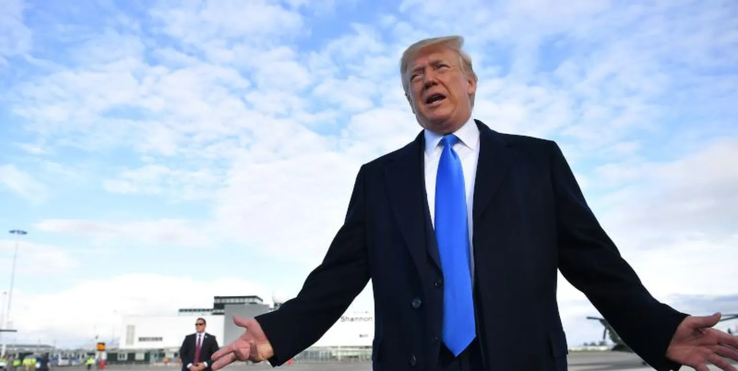 الرئيس الأميركي دونالد ترمب في مطار شانون الآيرلندي (أ.ف.ب)
