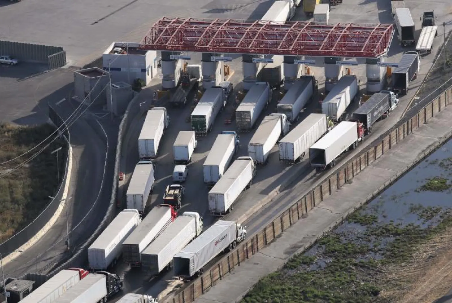 شاحنات تعبر الحدود المكسيكية إلى سان دييغو في ولاية كاليفورنيا الأميركية (أ. ف. ب)