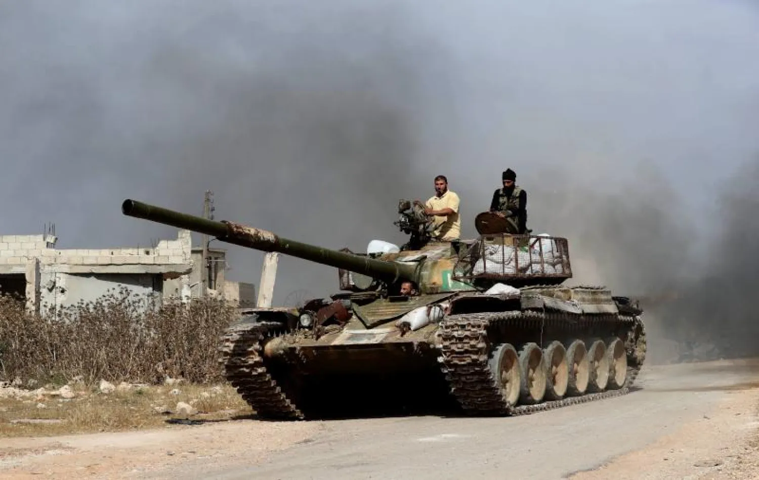 دبابة من قوات المعارضة السورية خلال الهجوم على حماة (أ. ف. ب)