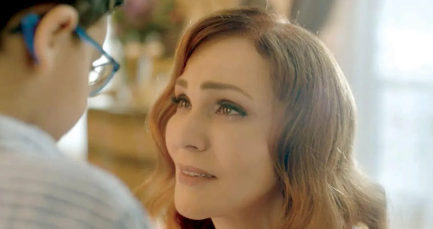لقطة معبرة للممثلة رلى حمادة من مسلسل «خمسة ونص»
