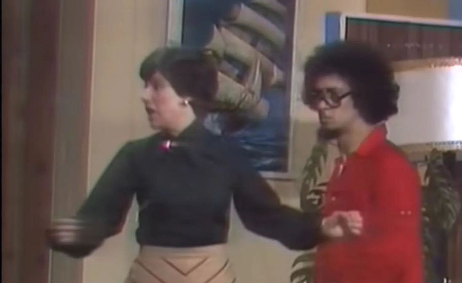 لقطة تلفزيونية لناهد حسين برفقة محمد نجم من أحد مشاهد مسرحية "عش المجانين" الشهيرة (يوتيوب)