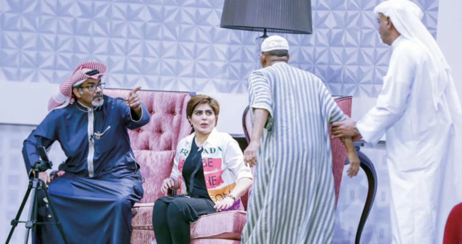 جانب من المسرحية الخليجية «رحلة بدينار ونص» التي تعرض حالياً في الدمام ضمن «موسم العيد» (تصوير: بشير صالح)