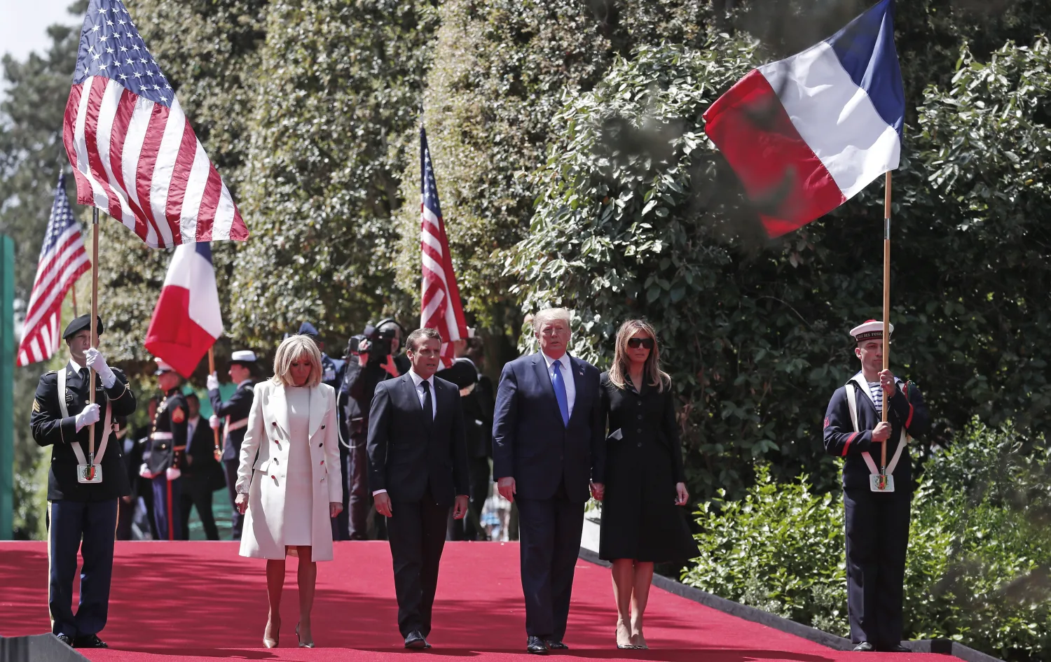 الرئيسان الأميركي دونالد ترمب والفرنسي إيمانويل ماكرون وزوجتاهما خلال الاحتفالات بإنزال النورماندي شمال فرنسا (أ.ب)