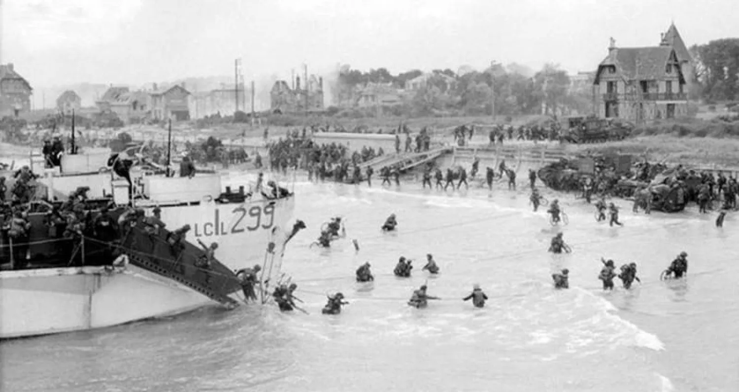 صورة من عملية إنزال قوات الحلفاء على ساحل نورماندي (أرشيف - رويترز)