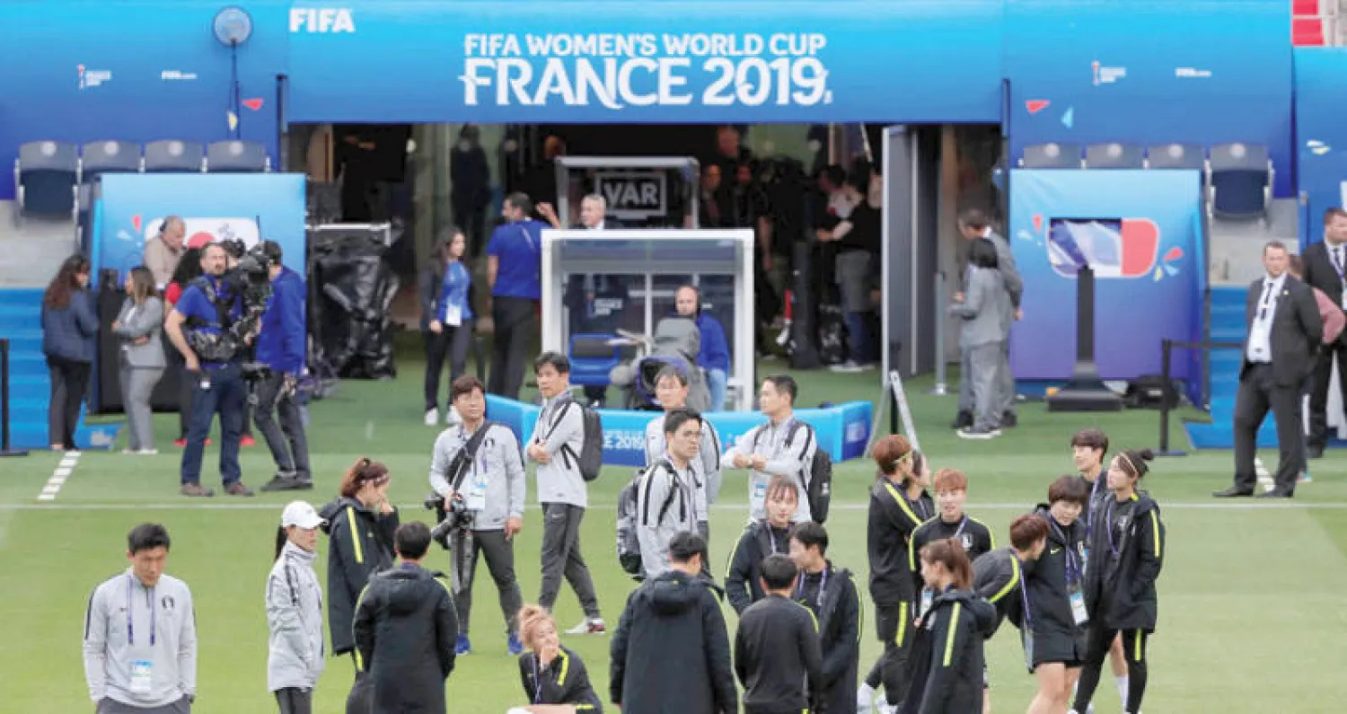 منتخب كوريا الجنوبية للسيدات خلال استعداداته للمواجهة الافتتاحية أمام فرنسا اليوم (رويترز)
