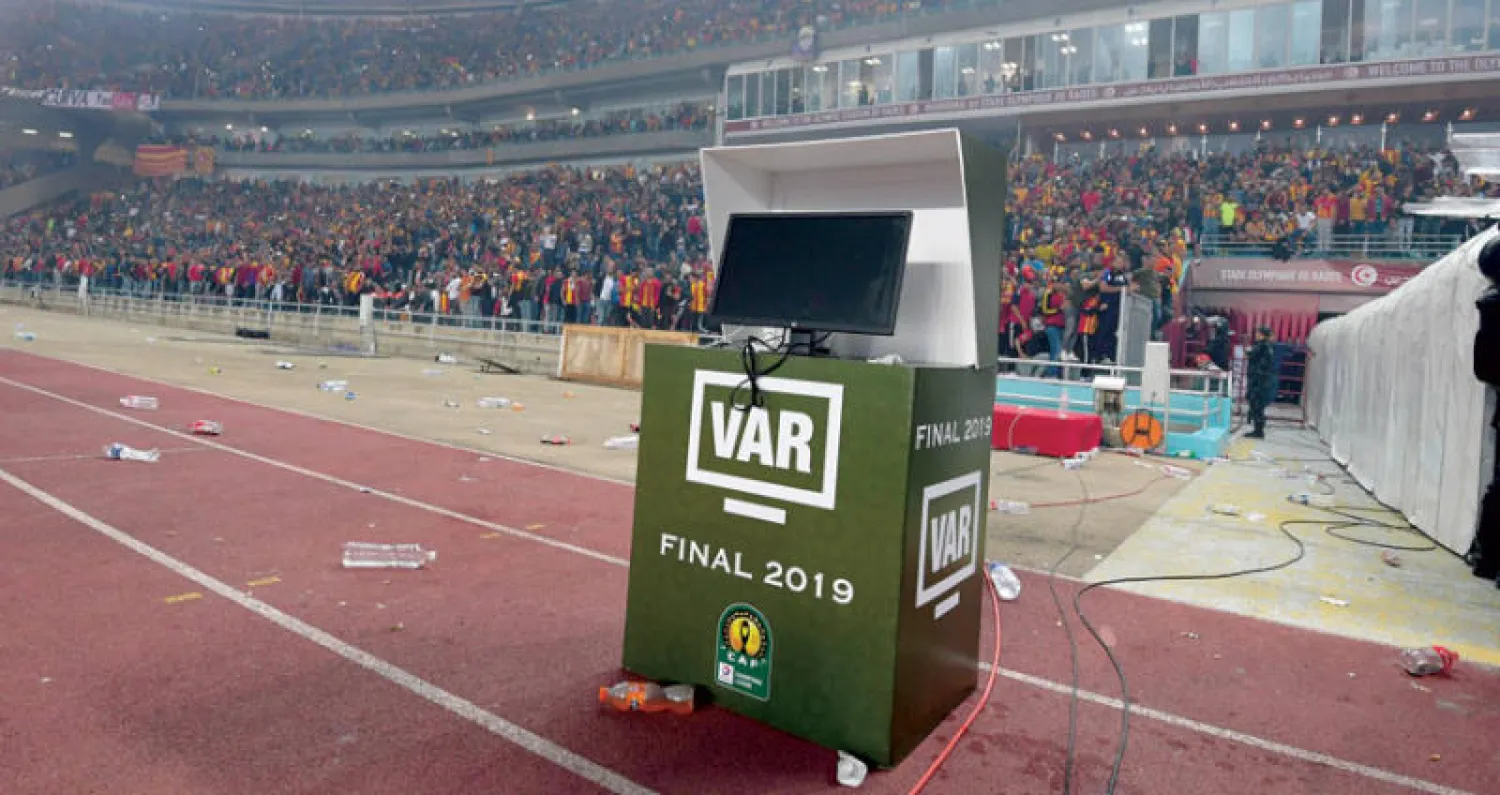 تقنية «الفار» ما زالت موضع جدل في الملاعب العالمية (الشرق الأوسط)