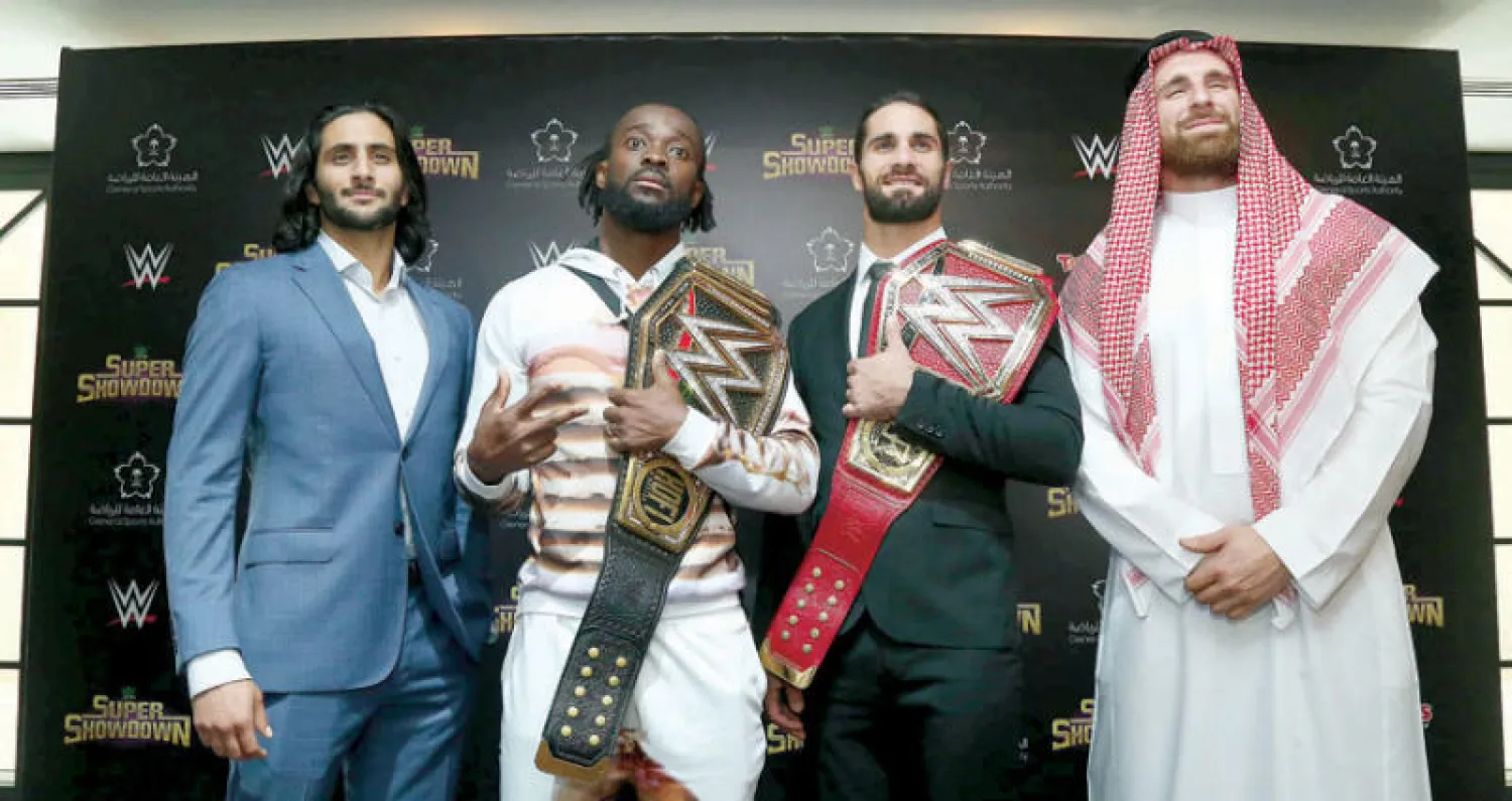 نجوم المصارعة العالمية أمام كاميرات المصورين في جدة أمس (تصوير: عدنان مهدلي)