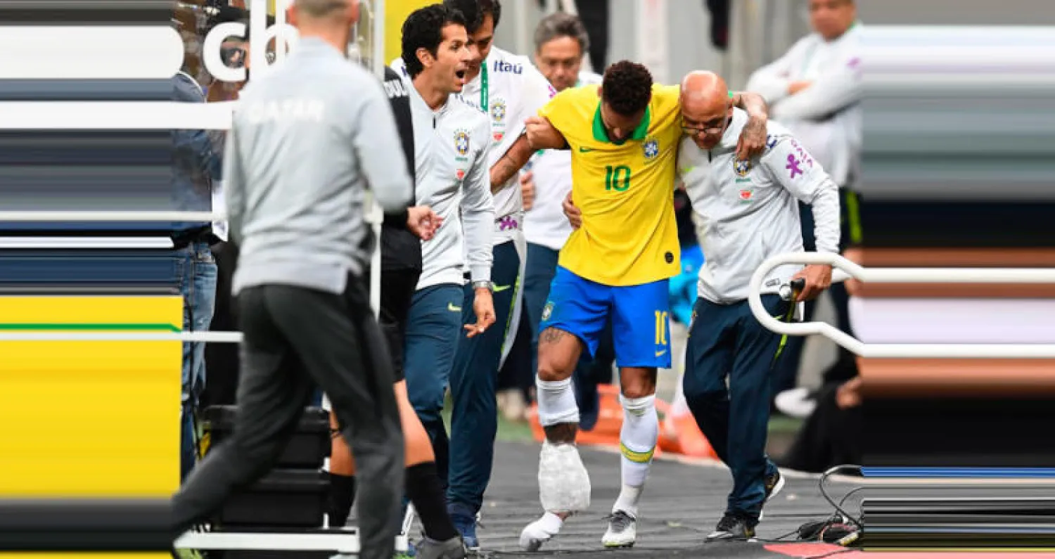 نيمار يخرج من الملعب مصاباً وأربطة الثلج تلف كاحله (أ.ف.ب)