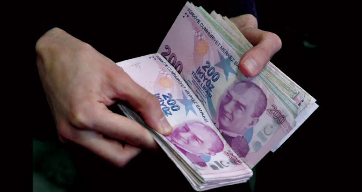 عادت الليرة التركية إلى مسار الهبوط منذ أول من أمس بعد أنباء عن توتر جديد في العلاقات مع الولايات المتحدة (رويترز)