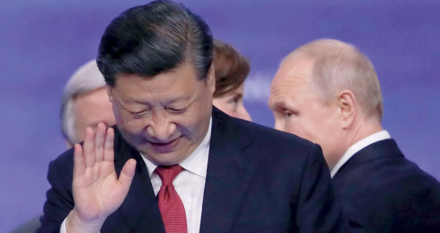 الرئيس الصيني شي وخلفه نظيره الروسي بوتين (رويترز)