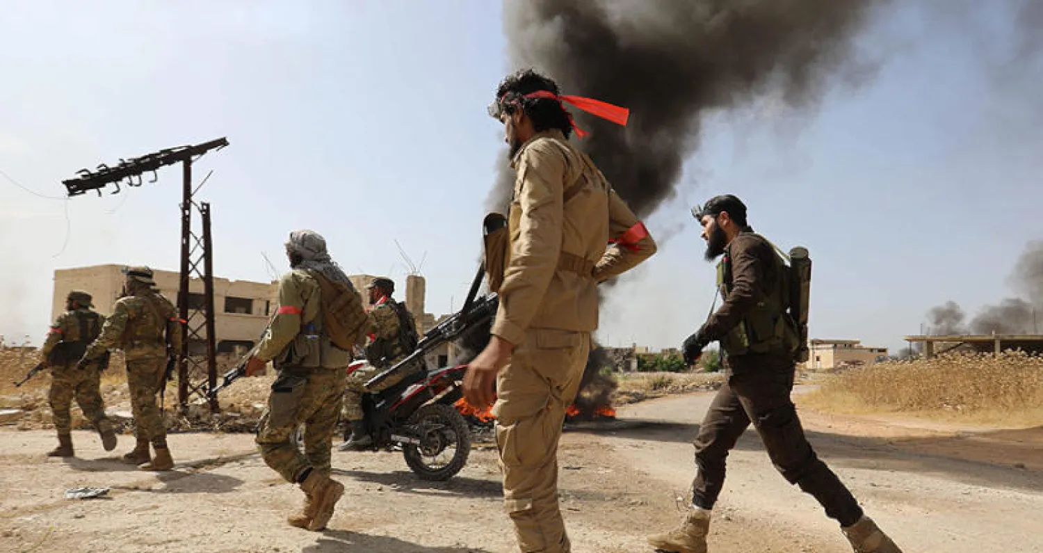 عناصر من «الجبهة الوطنية للتحرير» المعارضة شمال حماة وسط سوريا أمس (أ.ف.ب)