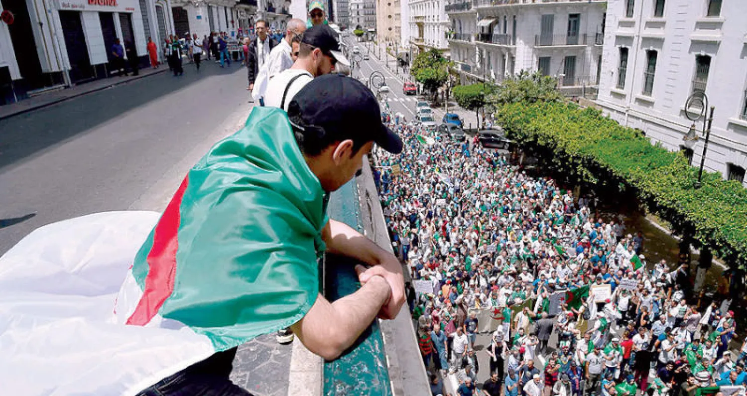 مسيرة حاشدة  تطالب بالتغيير في العاصمة الجزائرية أمس (أ.ف.ب)