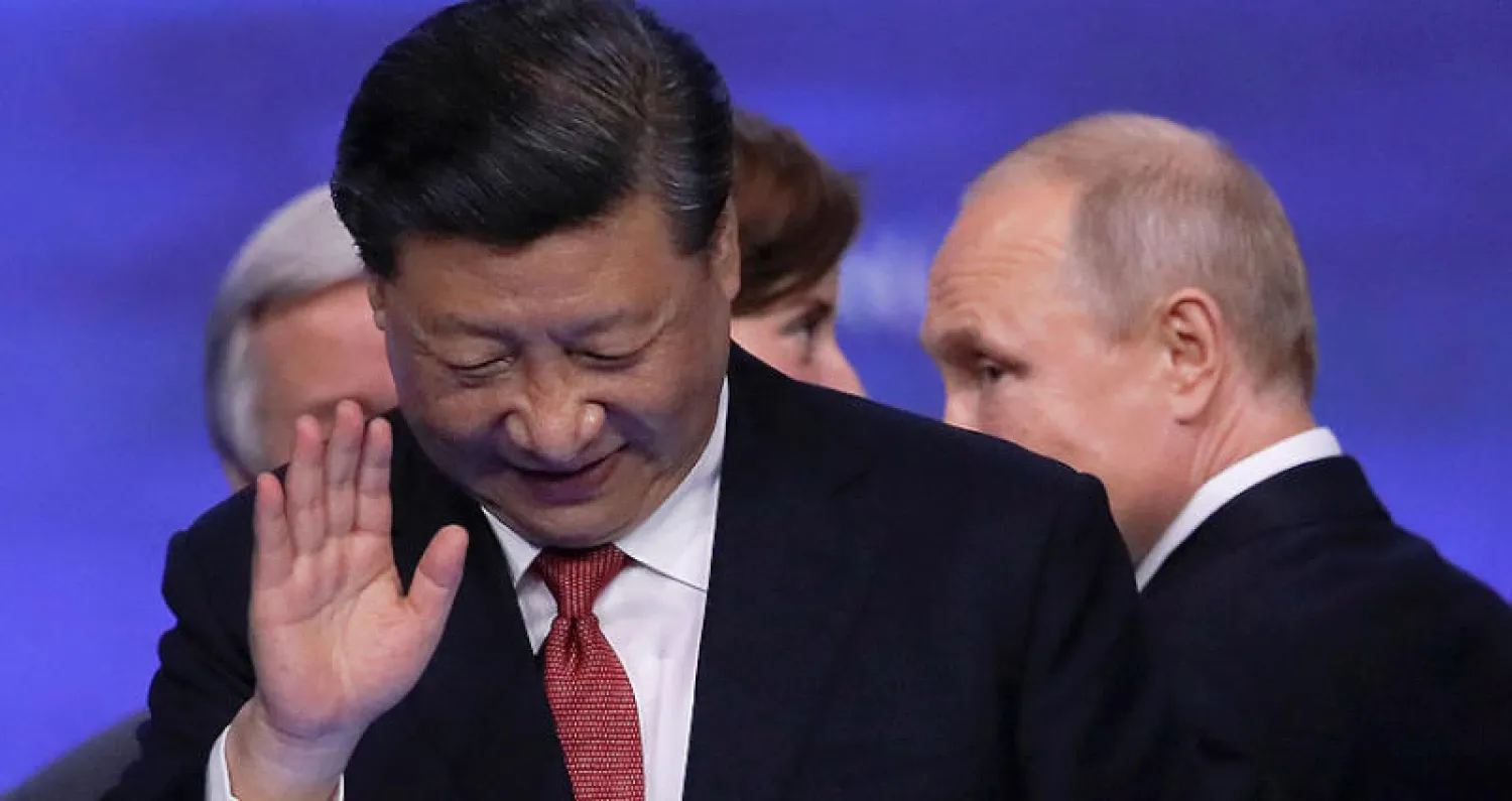 الرئيس الصيني شي وخلفه نظيره الروسي بوتين (رويترز)