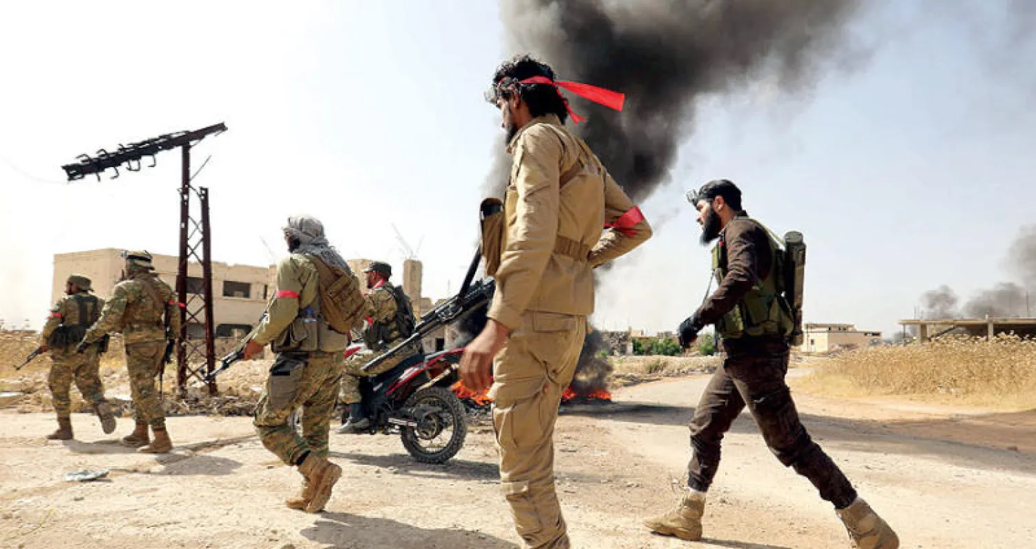 عناصر من «الجبهة الوطنية للتحرير» المعارضة شمال حماة وسط سوريا أمس (أ.ف.ب)